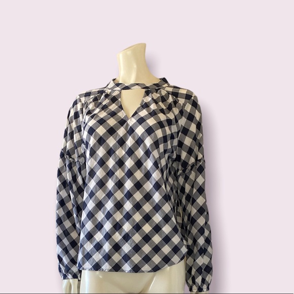 crown & ivy Tops - Crown & Ivy key hole top size medium